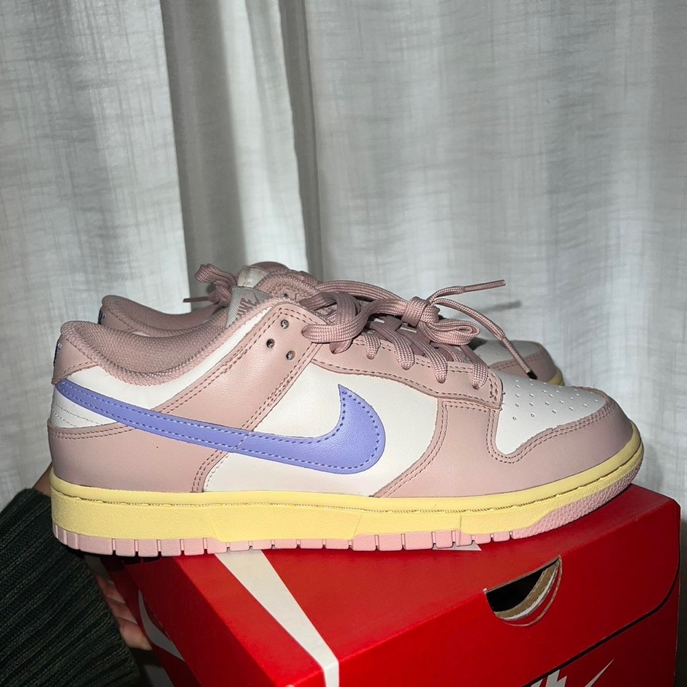 Oxford pink dunks. Women’s size 10. Brand new